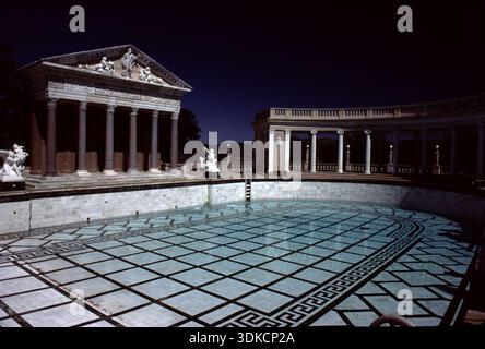 San Simeon, CA. USA, 6. Dezember 2017. William R. Hearst Castle. San Simeon California State Historical Monument. Gärten, Pfad und Panoramablick. Stockfoto