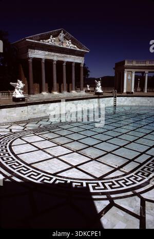 San Simeon, CA. USA, 6. Dezember 2017. William R. Hearst Castle. San Simeon California State Historical Monument. Gärten, Pfad und Panoramablick. Stockfoto