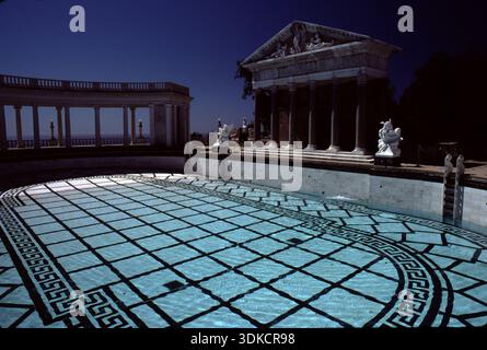 San Simeon, CA. USA, 6. Dezember 2017. William R. Hearst Castle. San Simeon California State Historical Monument. Gärten, Pfad und Panoramablick. Stockfoto