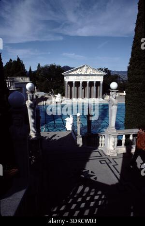 San Simeon, CA. USA, 6. Dezember 2017. William R. Hearst Castle. San Simeon California State Historical Monument. Gärten, Pfad und Panoramablick. Stockfoto