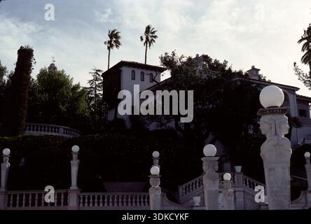 San Simeon, CA. USA, 6. Dezember 2017. William R. Hearst Castle. San Simeon California State Historical Monument. Gärten, Pfad und Panoramablick. Stockfoto