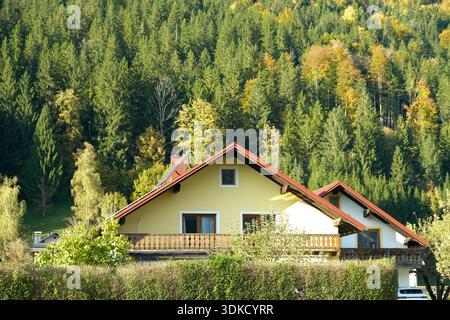 Ein klassisches europäisches Dorf in den Herbstbergen Stockfoto