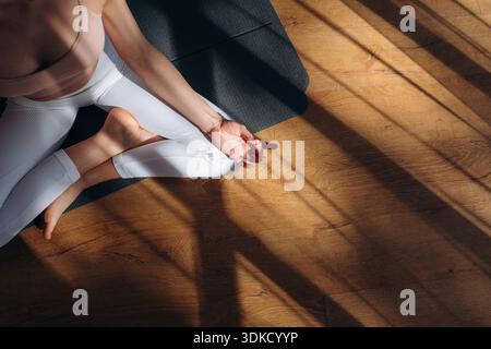 Yoga-Zeit, Nahaufnahme einer Frau, die zu Hause übt. Stockfoto