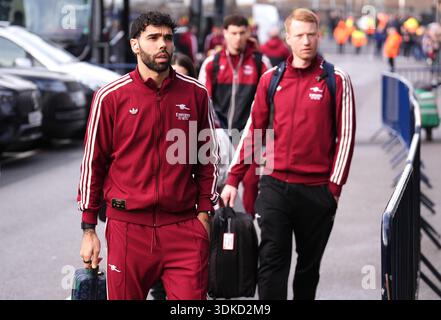 Arsenal-Torhüter David Raya (links) erreicht das Stadion vor dem Premier League-Spiel in der Elland Road, Leeds. Bilddatum: Samstag, 31. Januar 2026. Stockfoto