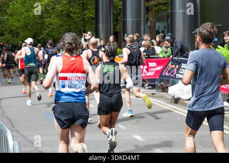 Menschen, die beim London Marathon 2024 auf den Straßen der Stadt laufen. London, UK, 21. April 2024 Stockfoto