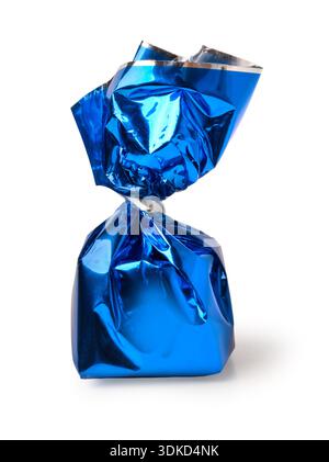 Die glänzende blaue Folienfolie hält süße Süßigkeiten Stockfoto