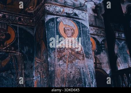 Fresko des orthodoxen heiligen auf der inneren Kirchensäule mit sichtbarer Alterung Stockfoto