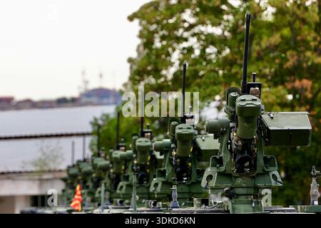 Reihe von Fernwaffenstationen und Sensorsystemen, die auf gepanzerten Militärfahrzeugen an einer Außenanlage des Militärs montiert sind Stockfoto