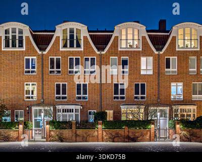 Neue Wohnhäuser mit Backsteinfassaden, im alten Stil gebaut, nachts Hansestadt Bremen, Norddeutschland, Deutschland, Europa Stockfoto