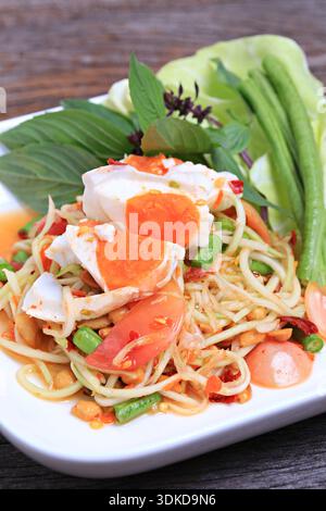 Papaya-Salat im thailändischen Stil mit gesalzenem Ei, Som tum khai khem oder Tum thai khai khem Stockfoto