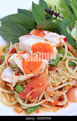 Papaya-Salat im thailändischen Stil mit gesalzenem Ei, Som tum khai khem oder Tum thai khai khem Stockfoto