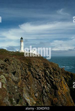 Sehen Sie sich den Leuchtturm Mull of Galloway am südlichsten Punkt Schottlands an: Einer von drei funktionierenden Leuchttürmen an den Rhins of Galloway. Stockfoto