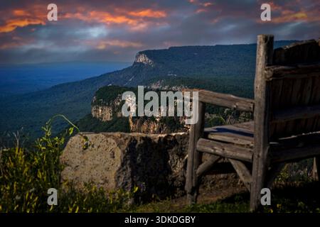 Leere Bank mit Blick auf das Hudson Valley und die Shawangunk Mountain Range. Stockfoto