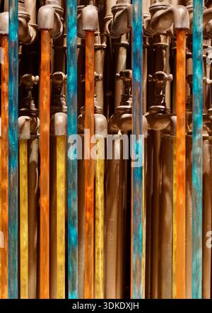 Farbige Rohre und Ventile als Teil eines Set-Displays in den Warner Bros Studio Tour – The Making of Harry Potter, England Stockfoto