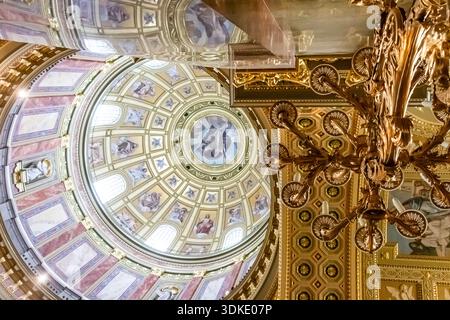 Die Stephansbasilika in Budapest, Ungarn, befindet sich in der Pufferzone des UNESCO-Weltkulturerbes. Dies zeigt eine Reflexion der Kuppel auf einer Marmorsäule. Stockfoto