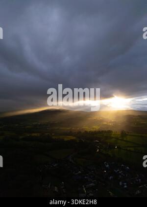 Wetter in Großbritannien: 31. Januar 2025. Ein spektakulärer Abschluss des Tages über das ländliche Flintshire und das Dorf Lixwm mit der atemberaubenden Gegend der herausragenden Naturschönheit der Clwydian Range als Kulisse, Flintshire, Nordwales. ©DGDImages/Alamy Live News Stockfoto