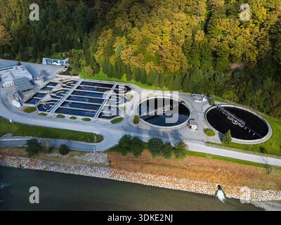 Luftaufnahme kreisförmiger Abwasseraufbereitungsbehälter und Filterbecken, die Teil eines modernen nachhaltigen Wasserbewirtschaftungssystems sind. Stockfoto