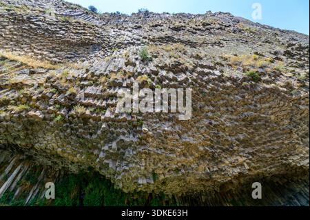 Nahaufnahme der sechseckigen Basaltsäulen, die die natürliche Felsformation Sinfonie der Steine in der Nähe von Garni, Armenien, bilden. Stockfoto