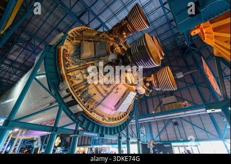 Ansicht der F-1-Triebwerke der ersten Stufe der Saturn-V-Rakete im Kennedy Space Center Visitor Complex der NASA in Florida. Stockfoto
