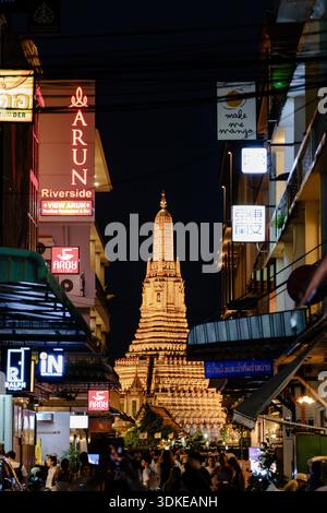 Bangkok, Thailand, 19. November 2025. Lebhafter Blick auf den Wat Arun bei Nacht vor den belebten Straßen Stockfoto
