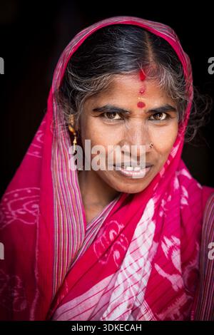 Porträt einer Indianerin mittleren Alters, Odisha, Indien Stockfoto