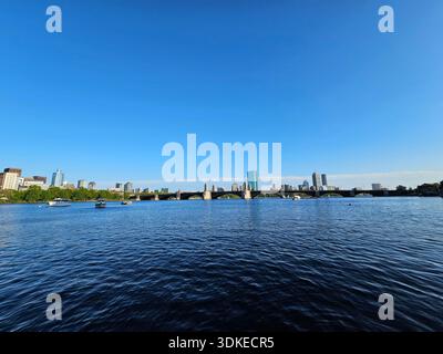 Skyline von Boston und Charles River am sonnigen Tag Stockfoto