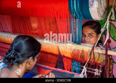 Zwei Weberinnen, Odisha, Indien Stockfoto
