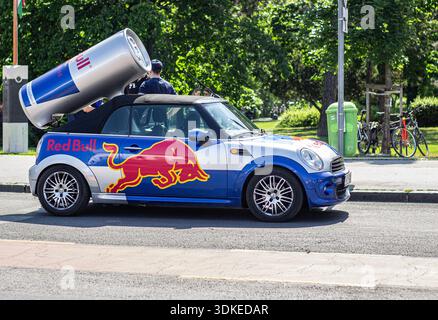 Red Bull Werbeartikel-Miniauto mit riesiger Energiedose bei Tour de Hongrie Radrennen in Ungarn Stockfoto