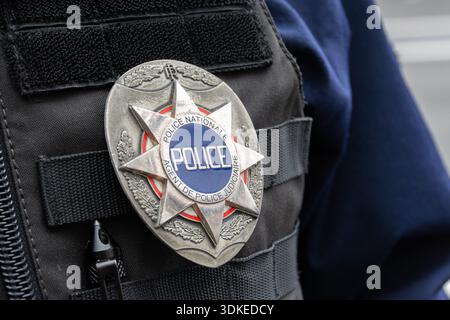 Nahaufnahme eines sternförmigen "Police nationale - Agent de Police Judiciaire"-Abzeichens, das auf der taktischen Weste eines französischen Polizisten getragen wurde Stockfoto