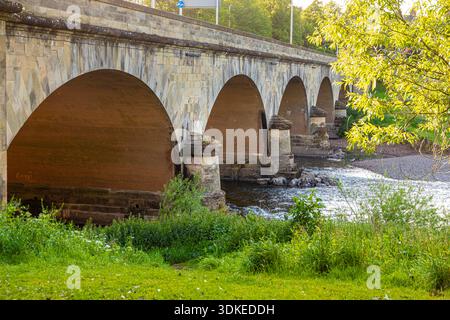 Abendlicht auf der Eden Bridge, die die Hauptstraße über den Fluss Eden in Carlisle, Cumbria, England, führt Stockfoto