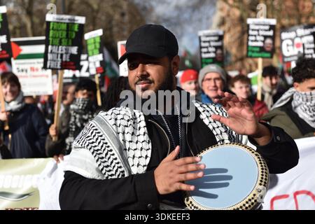Ein palestianischer Schlagzeuger auf dem nationalmarsch für Palästina, stoppt die Bewaffnung Israels Protest. London UK, 31. Januar 2026 Stockfoto