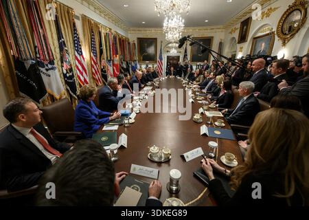 Präsident Donald J. Trump hält eine Kabinettssitzung im Kabinettsraum des Weißen Hauses ab, bei der hochrangige Beamte der Regierung um den Tisch sitzen, darunter Kriegsminister Pete Hegseth und Außenminister Marco Rubio. Januar 2026. Bild mit freundlicher Genehmigung des Weißen Hauses. Stockfoto