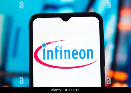 In dieser Abbildung wird das Infineon Technologies Logo auf einem Smartphone-Bildschirm angezeigt. Stockfoto