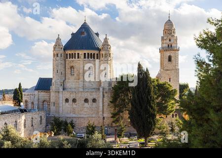 Abbey of the Dormition auf dem Berg Zion, Jerusalem Dormition Abbey auf dem Berg Zion, mit seiner mittelalterlichen Wiederbelebungsarchitektur, konischen Kuppel und Türmen. Abbey Stockfoto