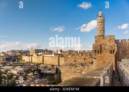 Blick auf die Altstadt mit umliegenden Steinmauern, David-Turm in Jerusalem, Israel Blick auf die Altstadt mit umliegenden Steinmauern und Turm von D Stockfoto