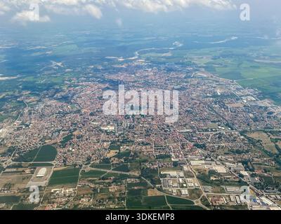 Luftaufnahme einer Stadt und landwirtschaftlich genutzten Landschaft in der Lombardei bei Mailand, Italien. Stockfoto