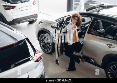 Fernsicht. Pretty Woman ist im Autohandel. Stockfoto