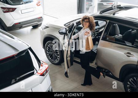 Fernsicht. Pretty Woman ist im Autohandel. Stockfoto