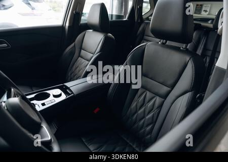 Bequeme Sitze. Innenraum des modernen Autos, Nahaufnahme. Stockfoto