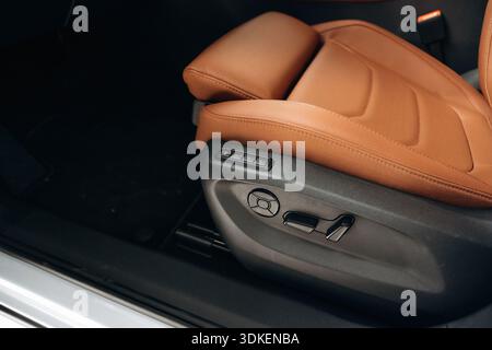Braune Farbe. Innenraum des modernen Autos, Nahaufnahme. Stockfoto