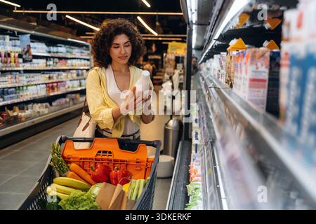 Die wunderschöne Frau ist im Supermarkt. Stockfoto
