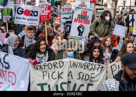 London, Großbritannien. 31. Januar 2026. Demonstranten rufen im Zentrum Londons ein "Ende des Völkermords", "Hände weg von Gaza" und "aufhören Israel zu bewaffnen" auf. Studenten protestieren gegen ihre Unterstützung für Palästina. Maggie Sully/Alamy Live News. Stockfoto