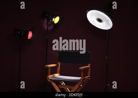 Filmregisseurstuhl und Lichtausrüstung im Studio Stockfoto