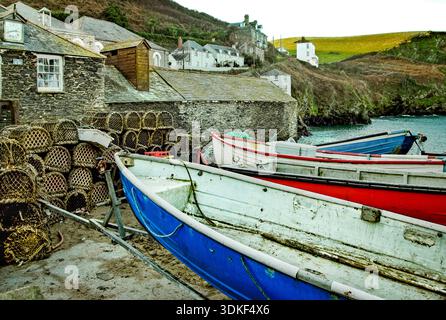 Boote auf der Slipway in Port Isaac in Cornwall, Schauplatz der TV-Serie Doc Martin Stockfoto