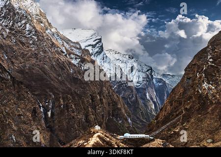 Die düsteren schneebedeckten steilen Klippen des Modi Khola River Valley im Annapurna Sanctuary, Himalaya-Berge in Nepal, Blick von Machhapuchhre B Stockfoto
