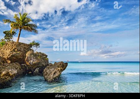 Idyllische tropische Landschaft mit wunderschönem klarem Meer, blauem Himmel und Palmen, Boracay Island, Philippinen Stockfoto