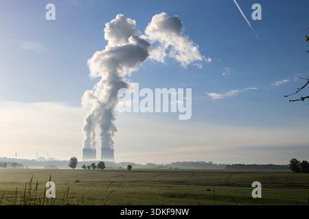 Kühltürme des Kernkraftwerks Temelin, die Dampf in einen klaren Himmel über grünen Feldern abgeben Stockfoto