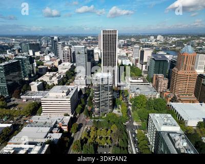 Aus der Vogelperspektive auf die Innenstadt von Portland vom Zentrum der Stadt aus, einschließlich des Wells Fargo Tower, dem höchsten Turm der Stadt Stockfoto