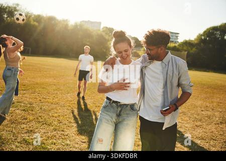 Ein paar Mann und Frau. Junge Freunde haben Spaß auf dem Feld. Stockfoto