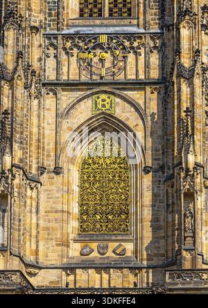 Prag, Tschechische republik - 08 14 2021: Verzierte gotische Fenster, Detail der gotischen Architektur des Veitskathedrals Stockfoto